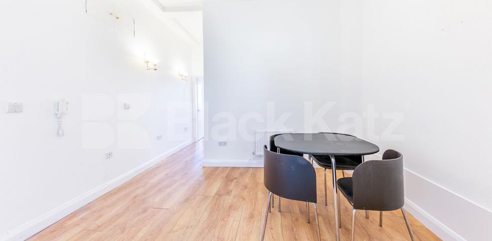 Two double bedrooms in the heart of Camden mins to Regents Park and Tube Camden High Street, Camden